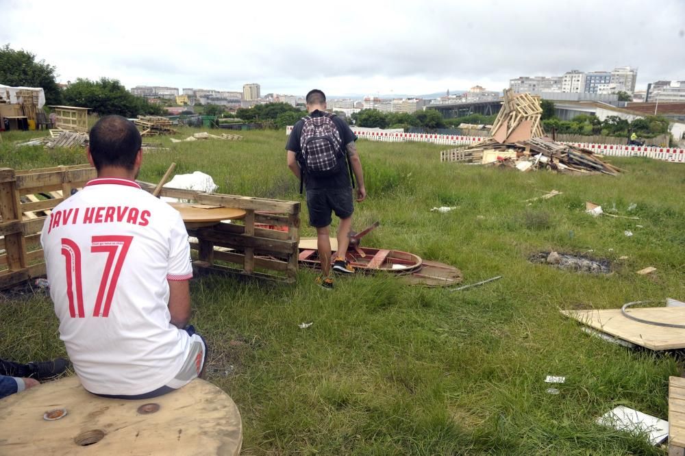 Los barrios del Agra do Orzan y Os Mariñeiros ultiman los detalles para la celebración de este San Juan 2016 en A Coruña. El Concello recibe 500 peticiones de hogueras, más del doble que el año pasado.