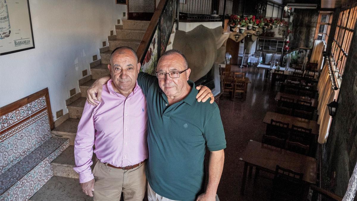 Enrique y José María García, antiguos dueños del bar Al Andalus de L'Hospitalet de Llobregat.