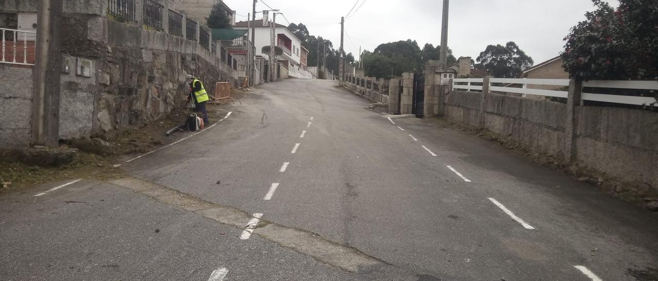 Trabajos de desbrozado en cunetas y arcenes de O Grove