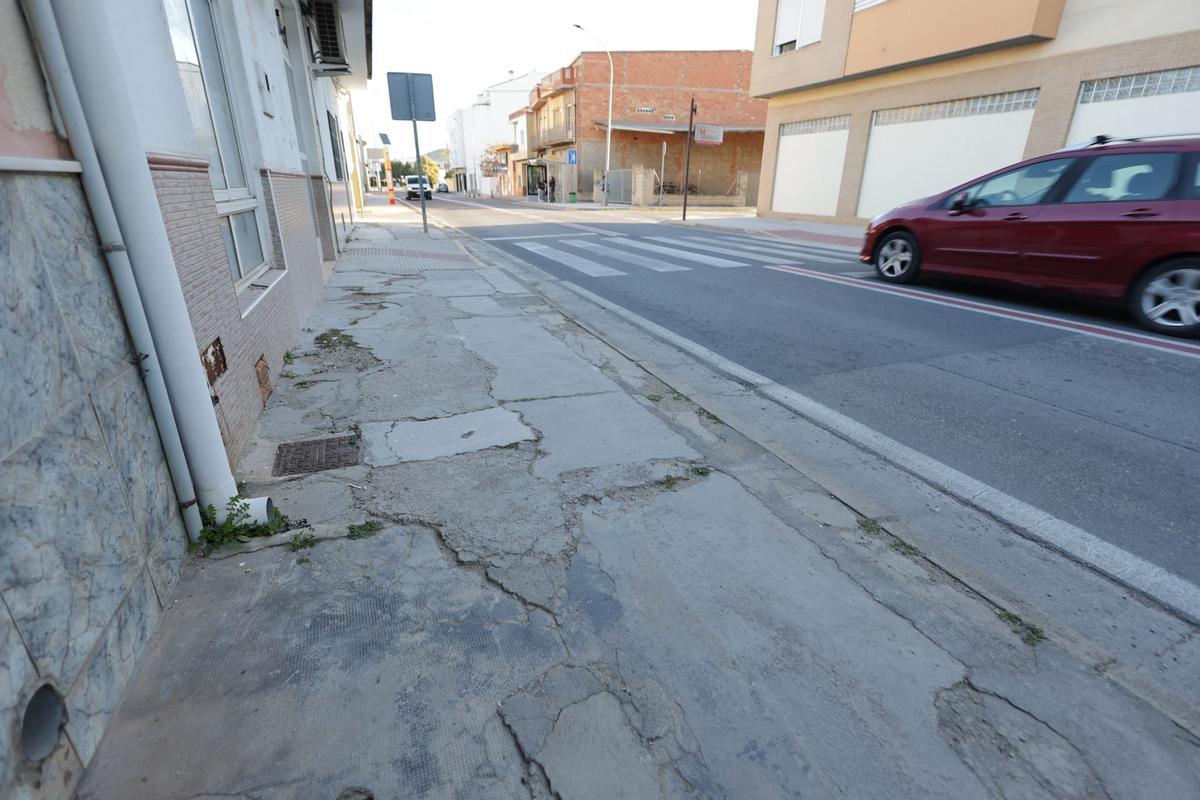 Vista del estado de las aceras y los pasos peatonales en la travesía de la CV-50 en Montroi