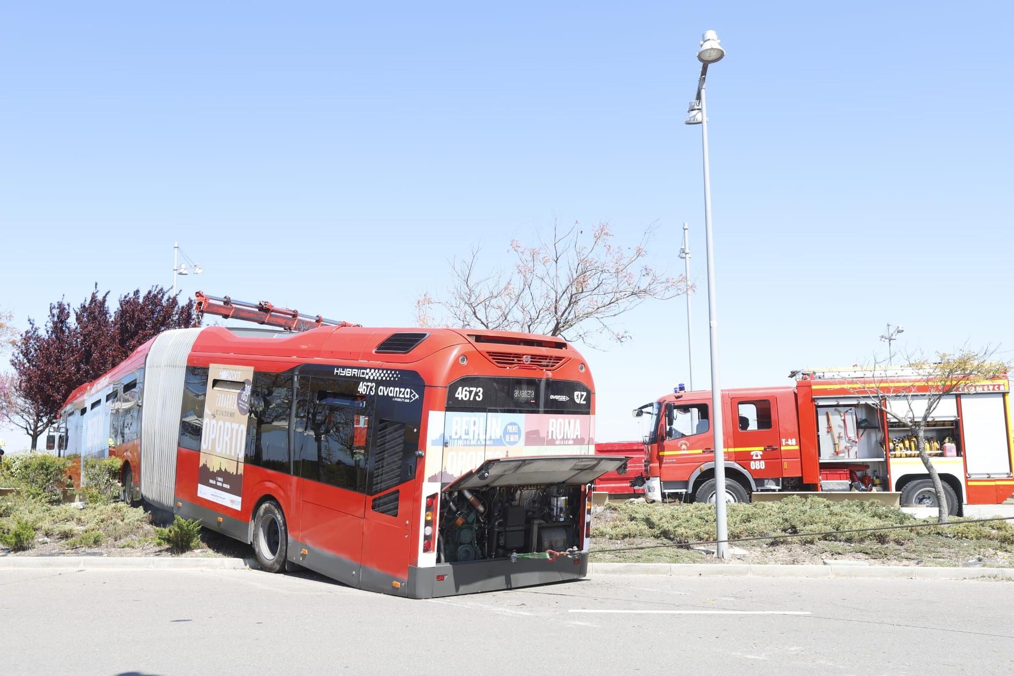 Un autobús urbano sin pasajeros se accidenta al salirse de la vía en Zaragoza