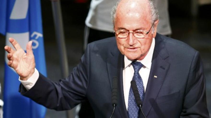 Blatter no dimite pese a las detenciones de altos cargos de FIFA