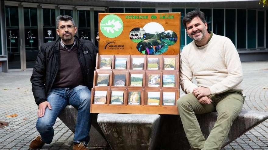 Rodríguez Jácome y Casares muestran el expositor con 15 folletos de otras tantas rutas.