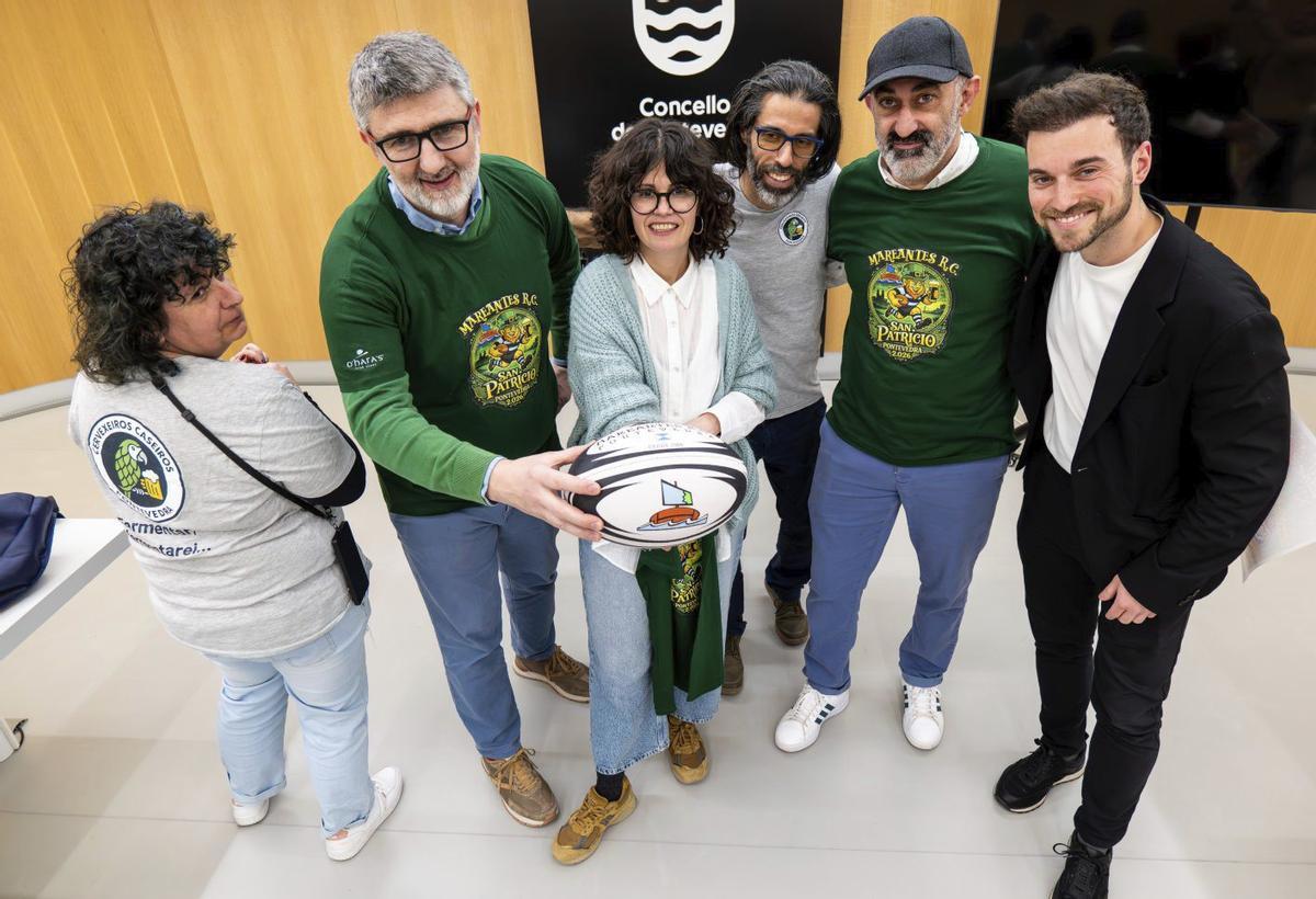 Anabel Gulías, junto a los miembros de la organización. | FDV