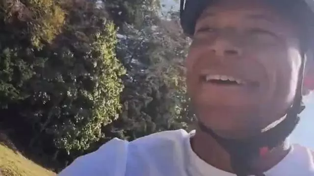 Mbappé la vuelve a liar: lesionado y... ¡Montando en bici!