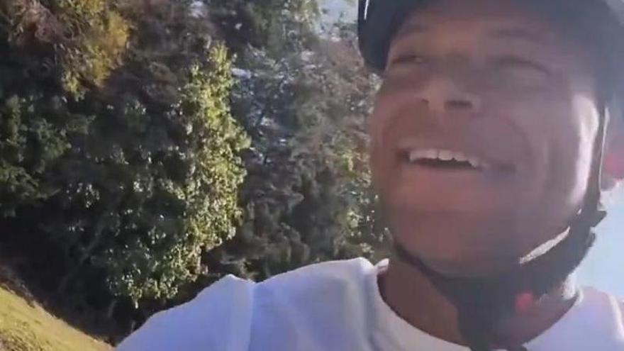 Mbappé la vuelve a liar: lesionado y... ¡Montando en bici!