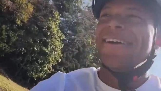 Mbappé la vuelve a liar: lesionado y... ¡Montando en bici!