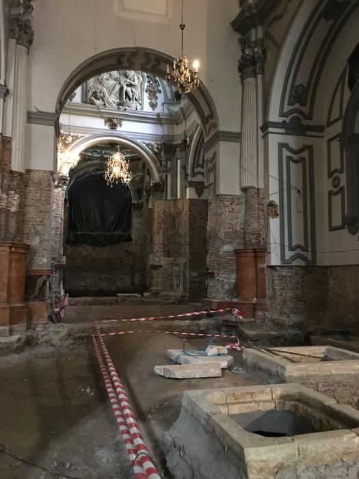 Visita a las obras del interior de la iglesia de Santiago