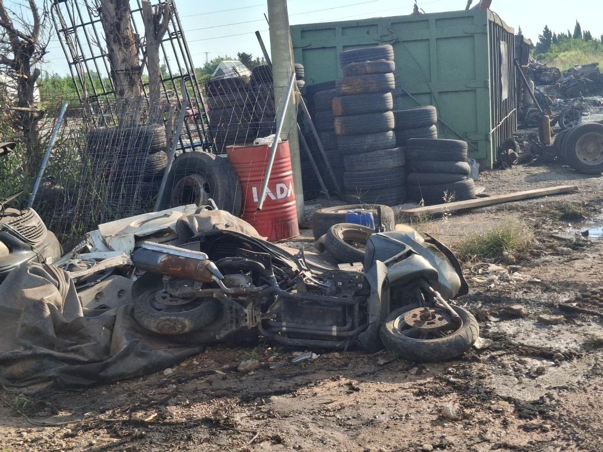 Las imágenes de la destrucción del fuego: así ha quedado la zona del desguace de El Verger devorada por el incendio