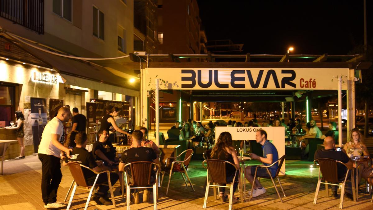 Clientes en una terraza de noche en Murcia