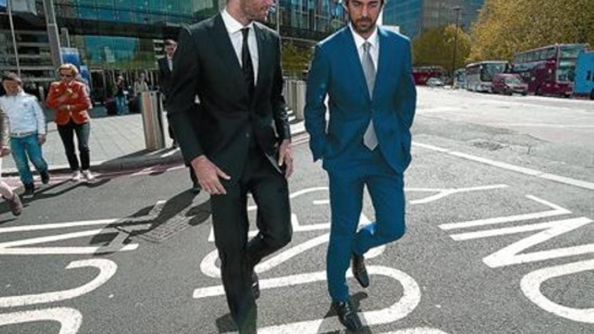 Rudy Fernández y Navarro charlan, ayer en Londres, después de participar en una sesión de fotos de la Euroliga.