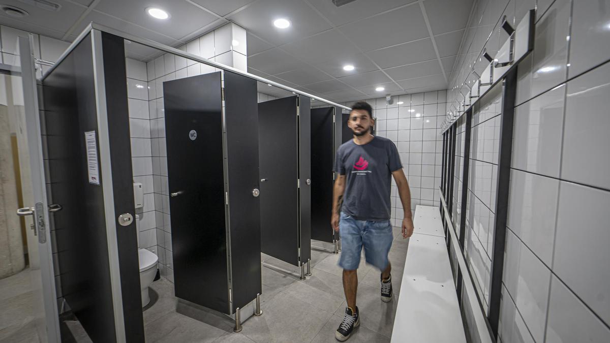 El vestuario del local provisional del Gimnasio Social Sant Pau, en Barcelona.