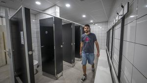 El vestuario del local provisional del Gimnasio Social Sant Pau, en Barcelona.