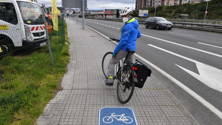 Ciclista accede a la acera en el cruce de la Casa del Mar. |   // V. ECHAVE