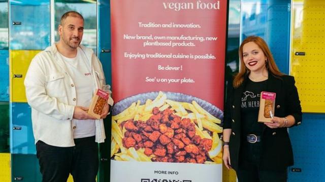 A la derecha, la CEO de Vanetta Food, Águeda Ubeira.