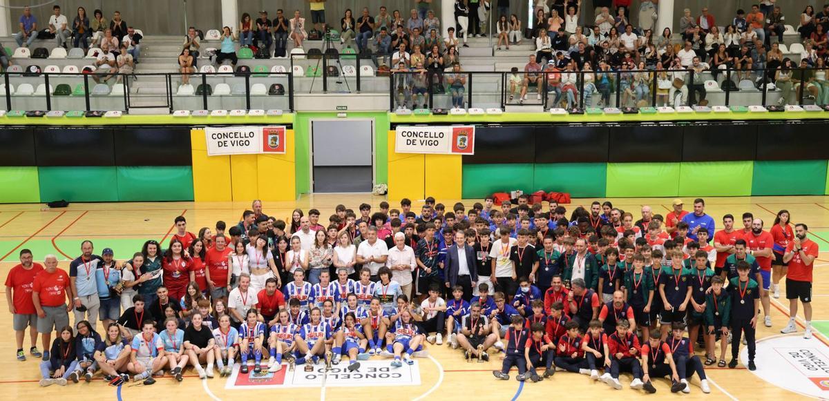 Foto de familia de los equipos que participaron en las finales de ayer en Navia. |  // ALBA VILLAR