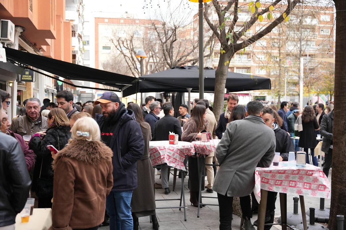 Cientos de personas se congregaron en la plaza de los Alféreces de Badajoz para celebrar la 'tardebuena'.