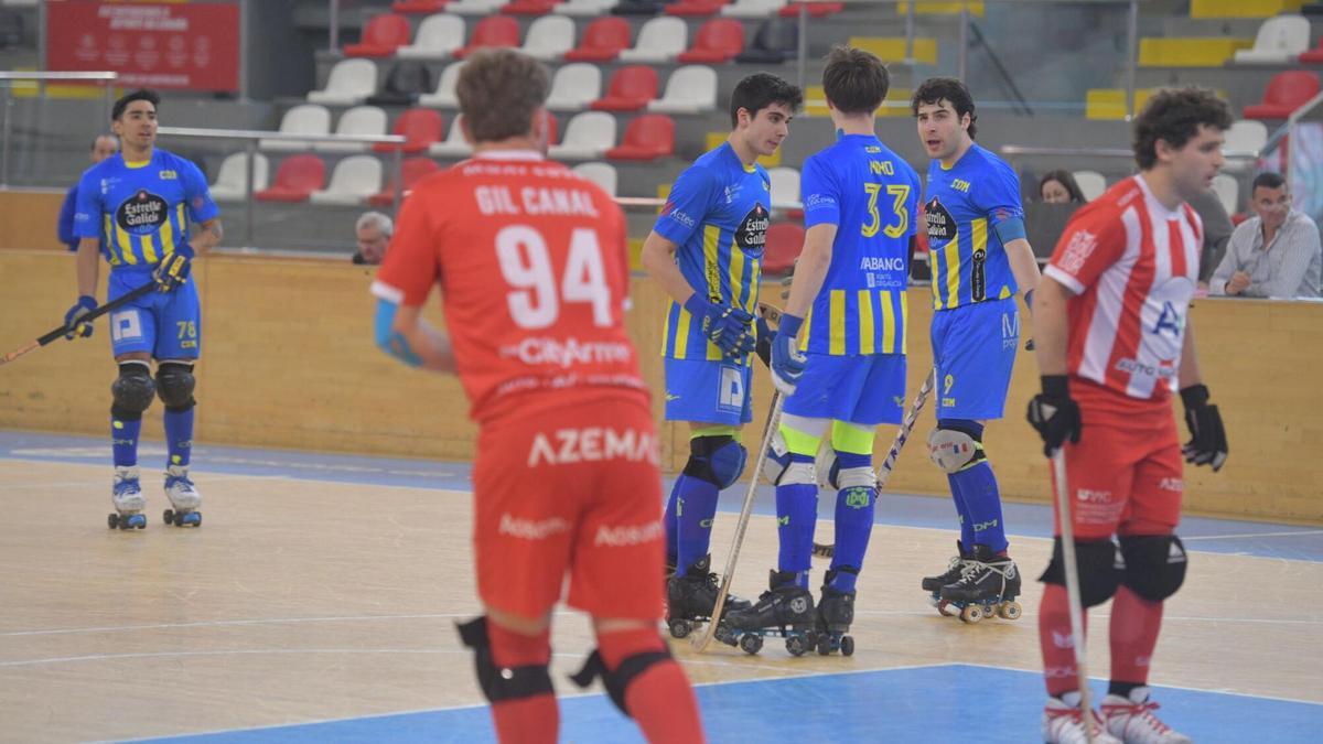 Los jugadores de Compañía de María hablan sobre la pista en su partido contra el Vic.