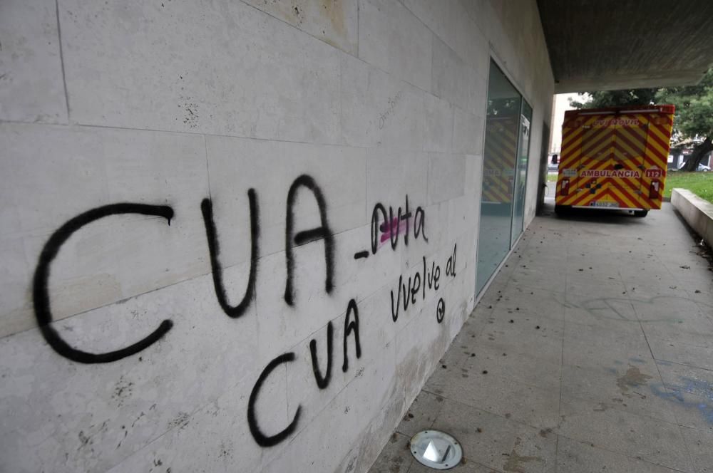 Restos de botellón y pintadas en el centro de salud de Mieres Sur