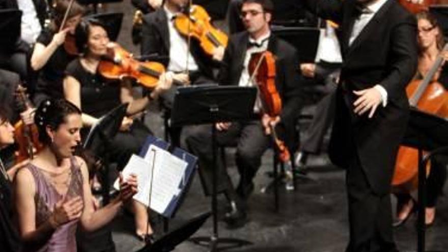 Octavio J. Peidró y la soprano Yolanda Marín, con la Sinfónica Castelar.