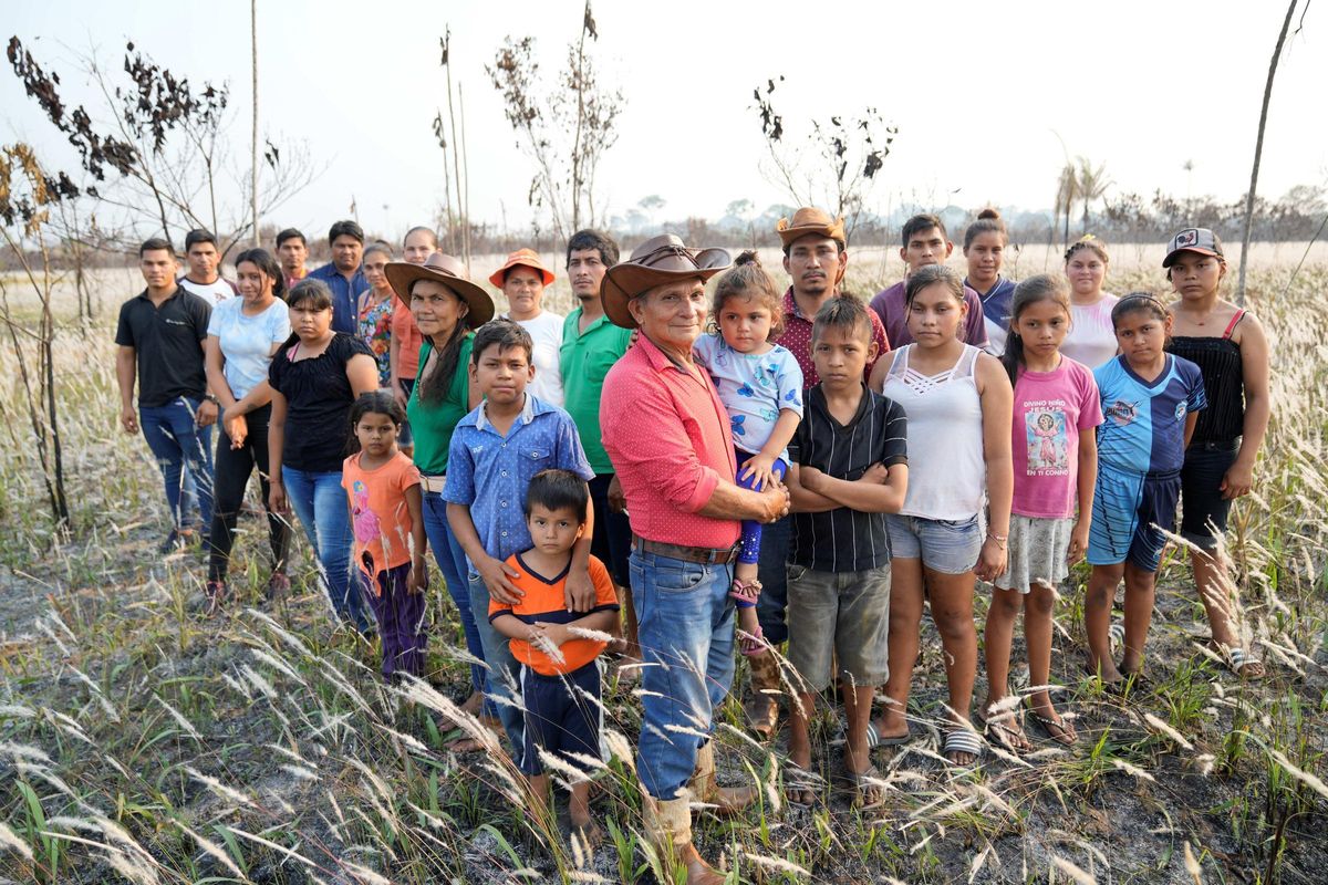Don Benjamín, en el centro con una niña en brazos, con su familia