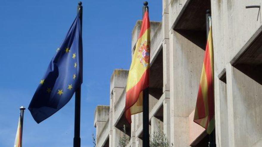 Les dues banderes penjades, ahir, al costat de l&#039;europea