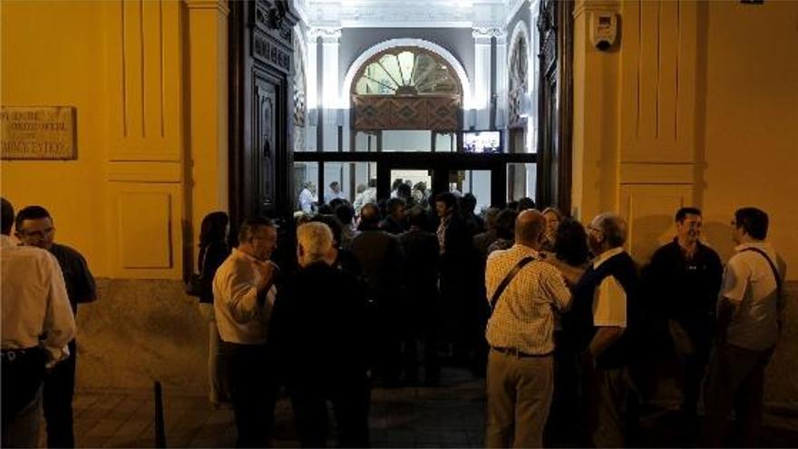 La asamblea de farmacéuticos de Valencia, que se celebró anoche, registró un lleno total.