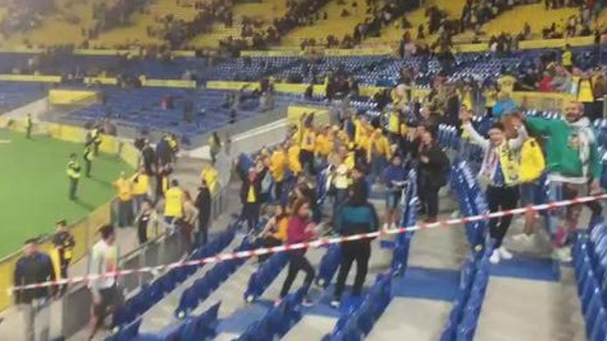La afición de Las Palmas animando a los seguidores rivales tras el final del partido.