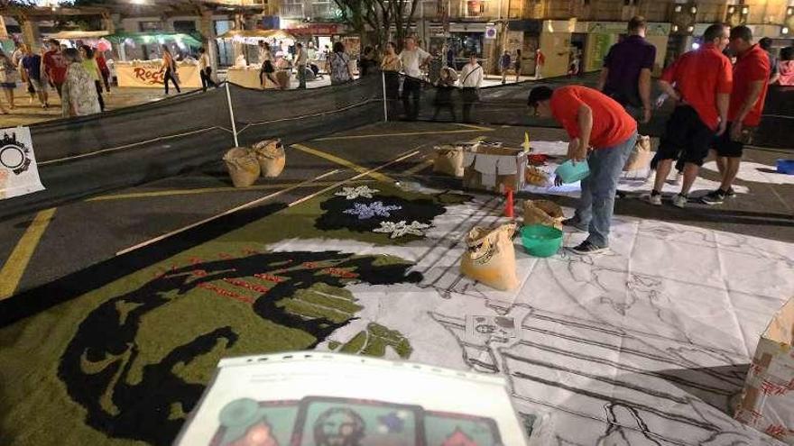 Elaboración de la alfombra de La Orotava en Ponteareas, en 2015.