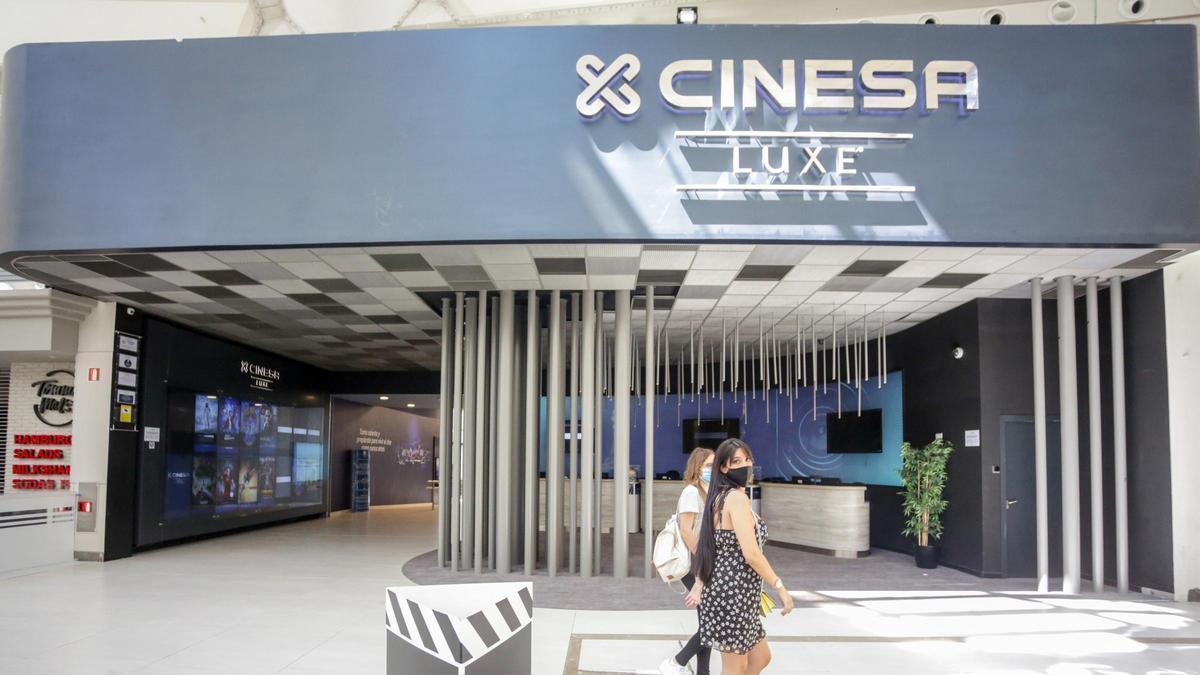 Archivo - Dos mujeres pasan al lado de la puerta del cine Cinesa LUXE Xanadú, situado en la localidad madrileña de Arroyomolinos, el día de la reapertura de sus puertas, tras el parón provocado por el coronavirus. Cinesa LUXE Xanadú ha aplicado medidas de