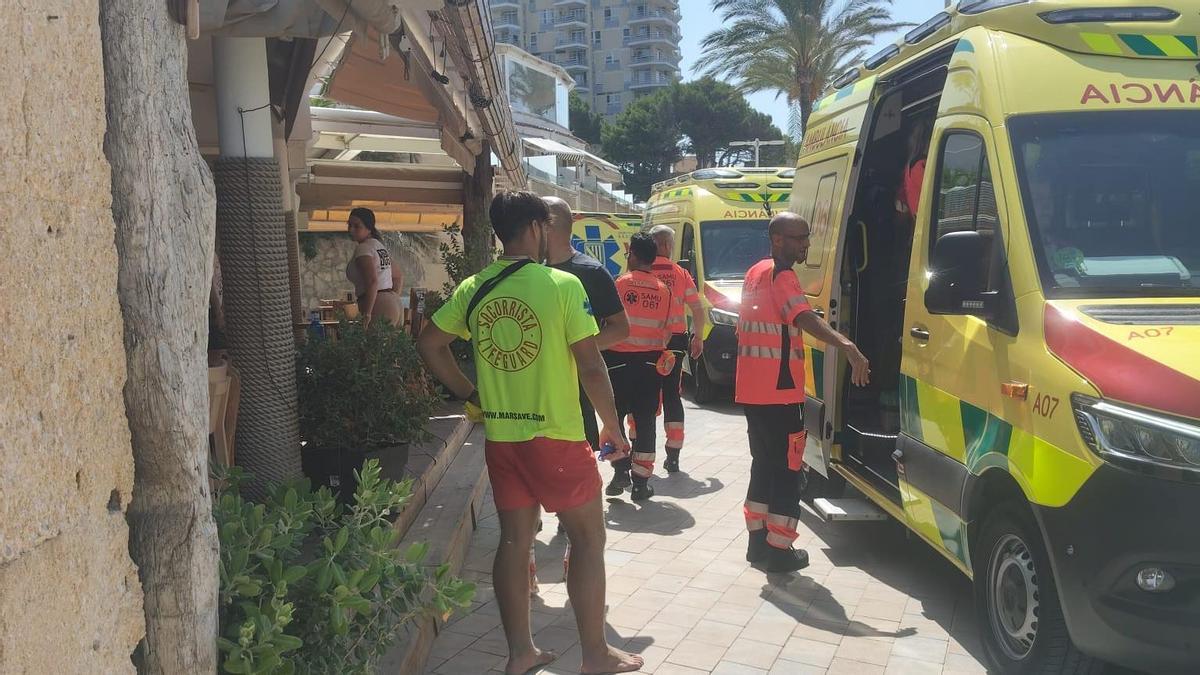 Un socorrista de Peguera junto a las ambulancias tras reanimar a un hombre en parada cardiaca en un restaurante.