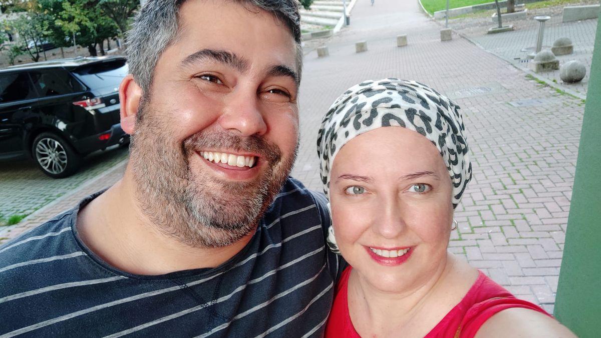 Montse y su marido le sonríen a la vida a pesar de convivir con el cáncer de mama.