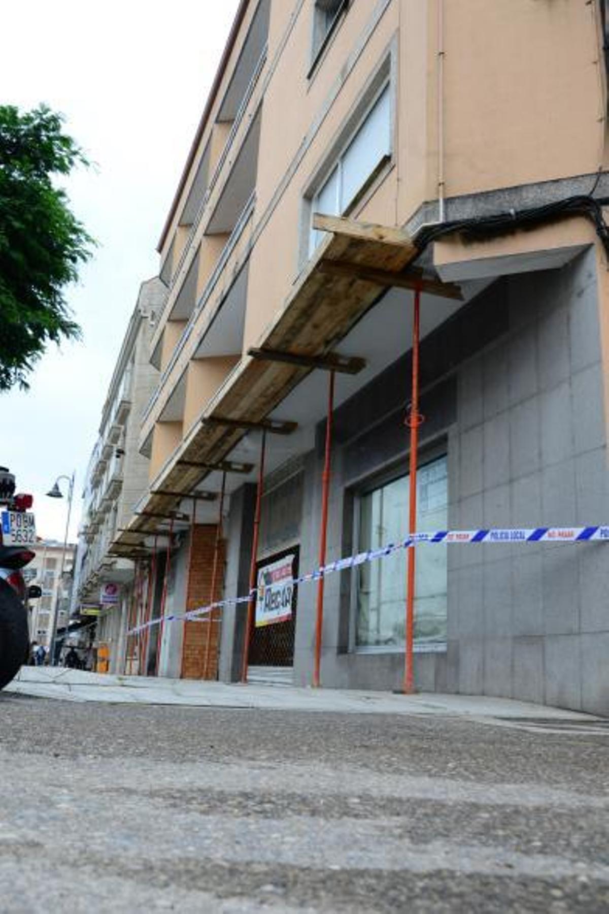 Estado, ayer, de la fachada con el cordón policial. |  GONZALO NÚÑEZ