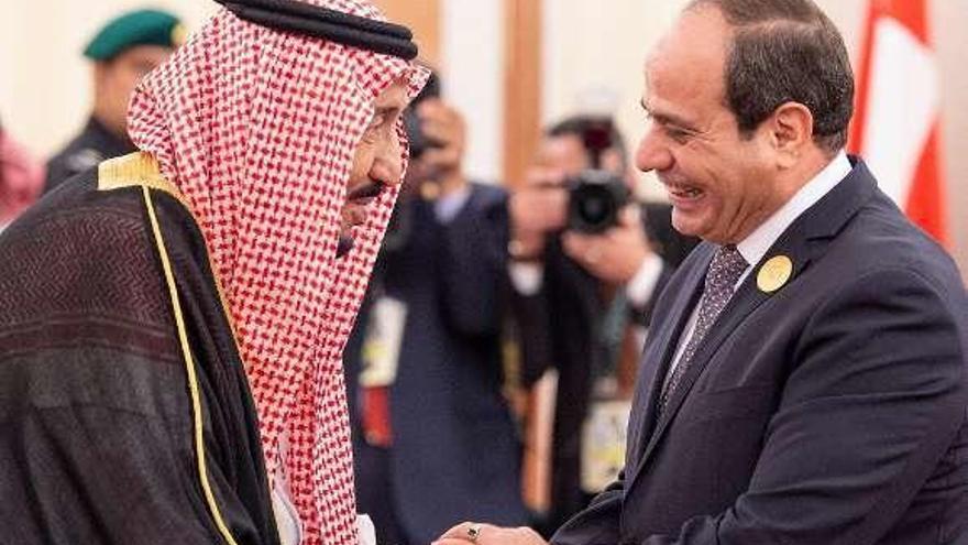 El rey Salmán de Arabia saluda al presidente egipcio, Al Sisi. // DPA/EP
