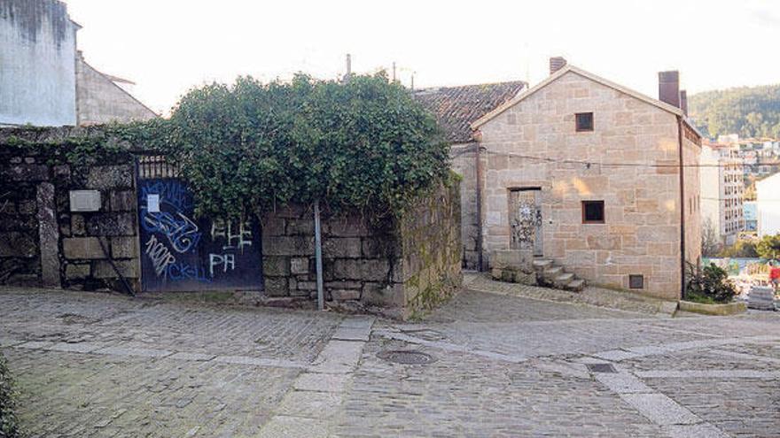 Un muro rodea el solar señalado en el proyecto para el futuro hotel.  // Rafa Vázquez