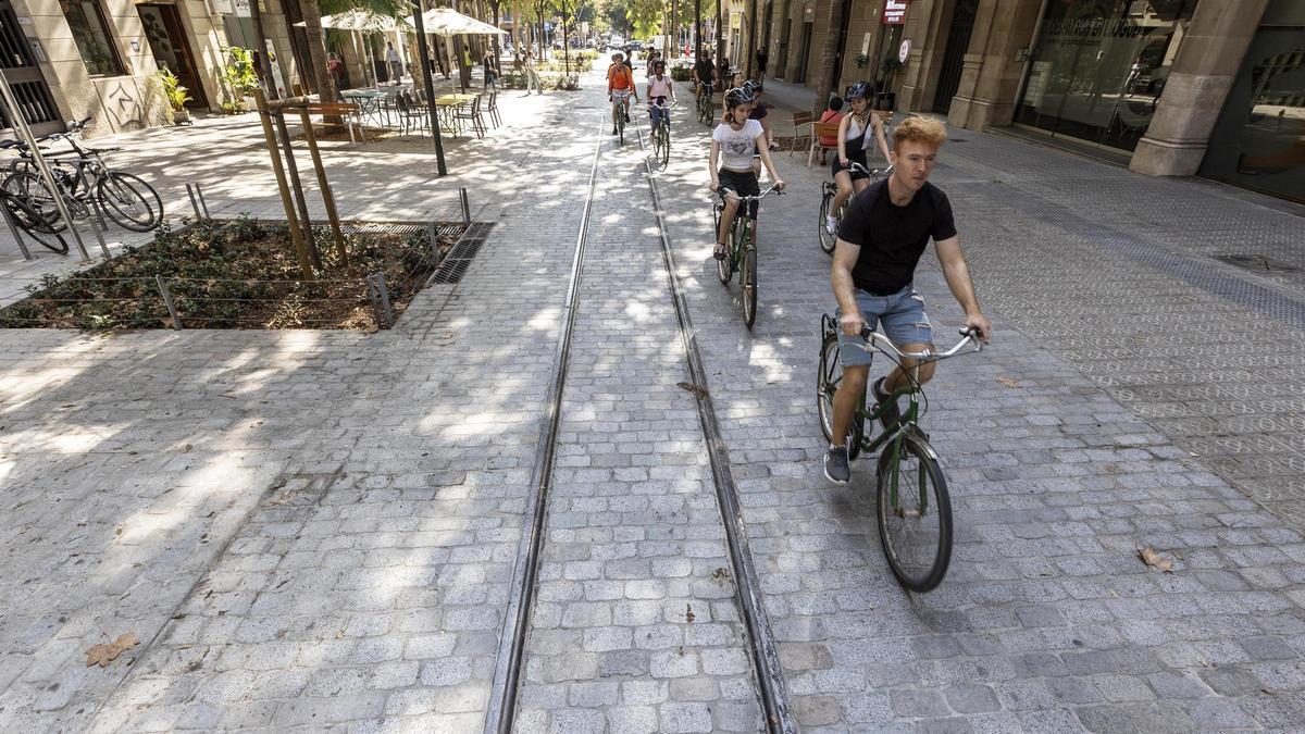 Antiguas vías del tranvía en la calle Girona, en el tramo entre Diputació y Gran Via.