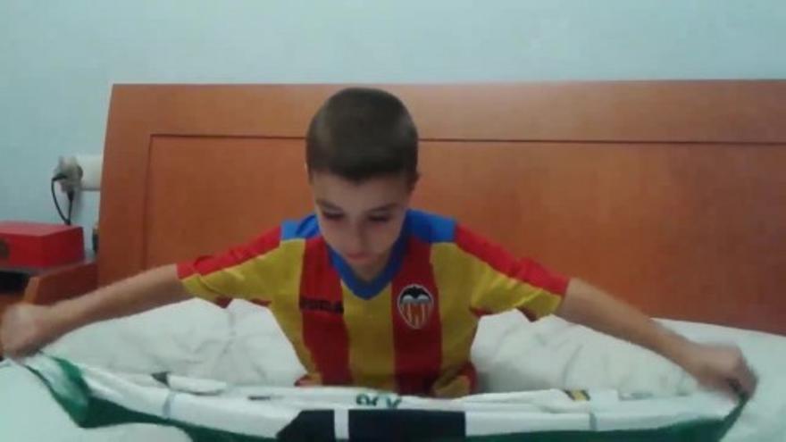 El pequeño Vicente quiere la camiseta de Carles Gil