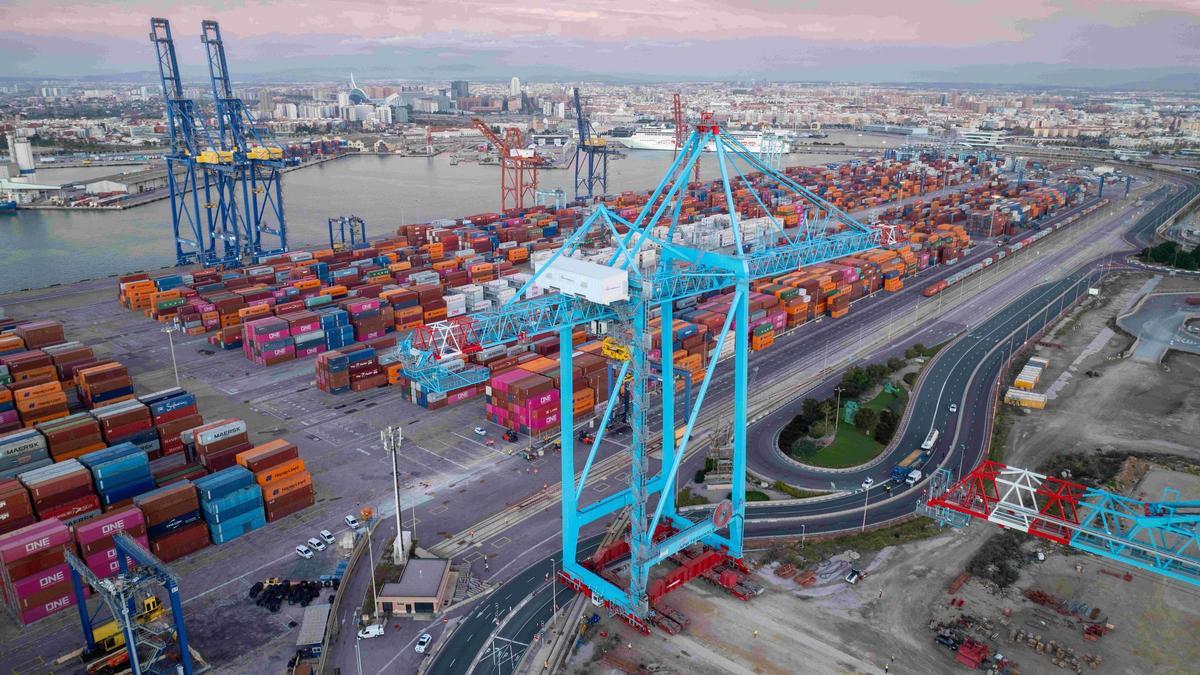 APM Terminals Valencia ha trasladado con éxito las dos nuevas STS Liebherr Triple-E.