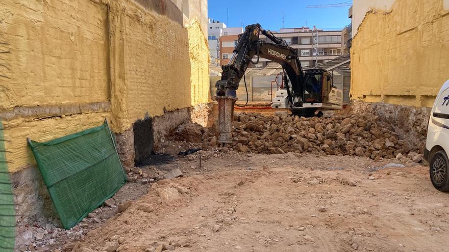 La maquinaria destruye los restos arqueológicos ligados a la antigua Torre Vieja en la plaza Miguel Hernández con el visto bueno de la Generalitat