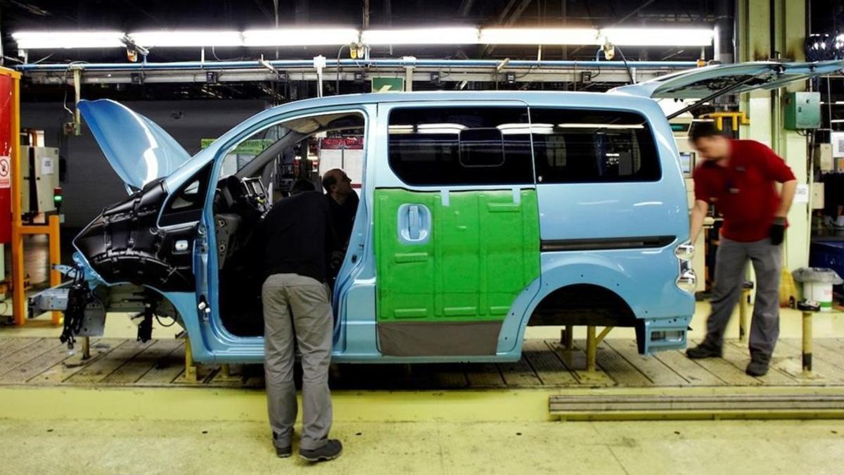 Trabajadores en la fábrica de Nissan en la Zona Franca de Barcelona.