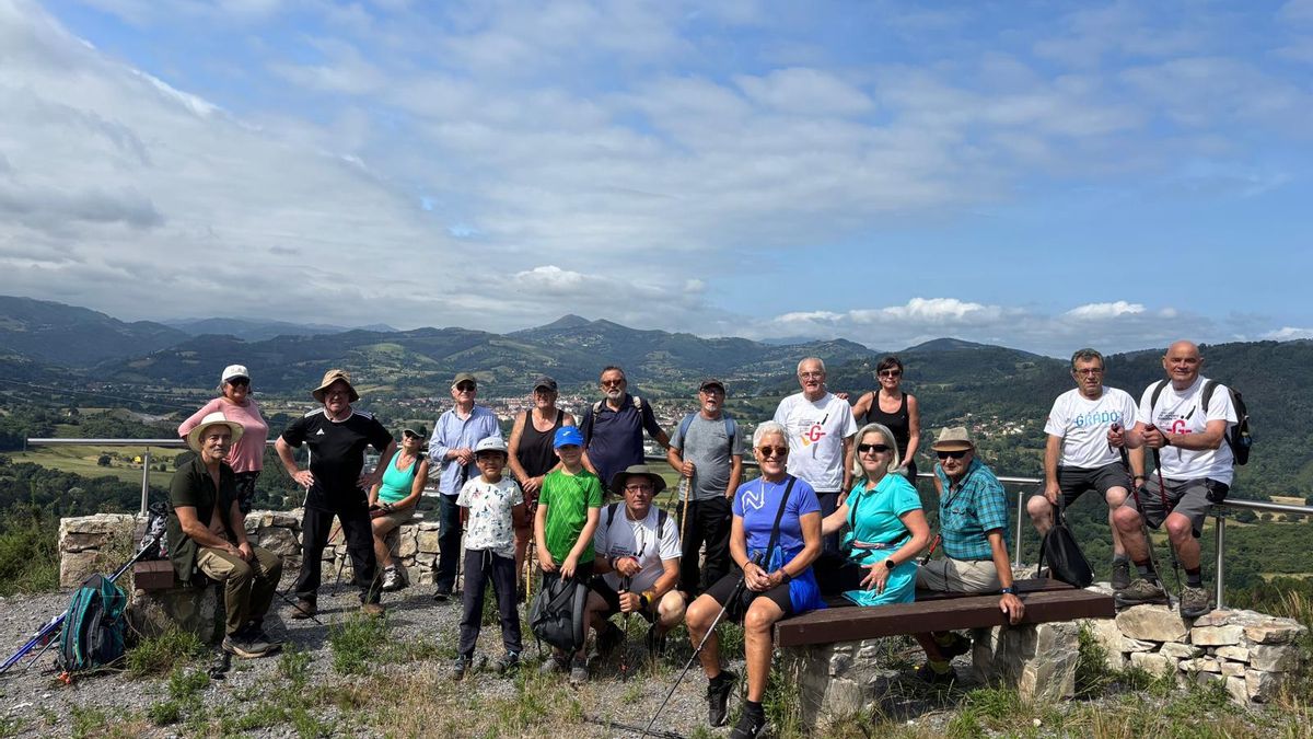 Participantes, en la peña, con la vista panorámica de la villa al fondo.