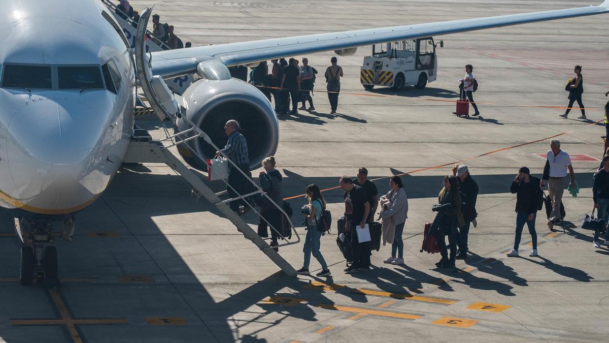 Pasajeros suben a un avión en el aeropuerto de Tenerife Sur