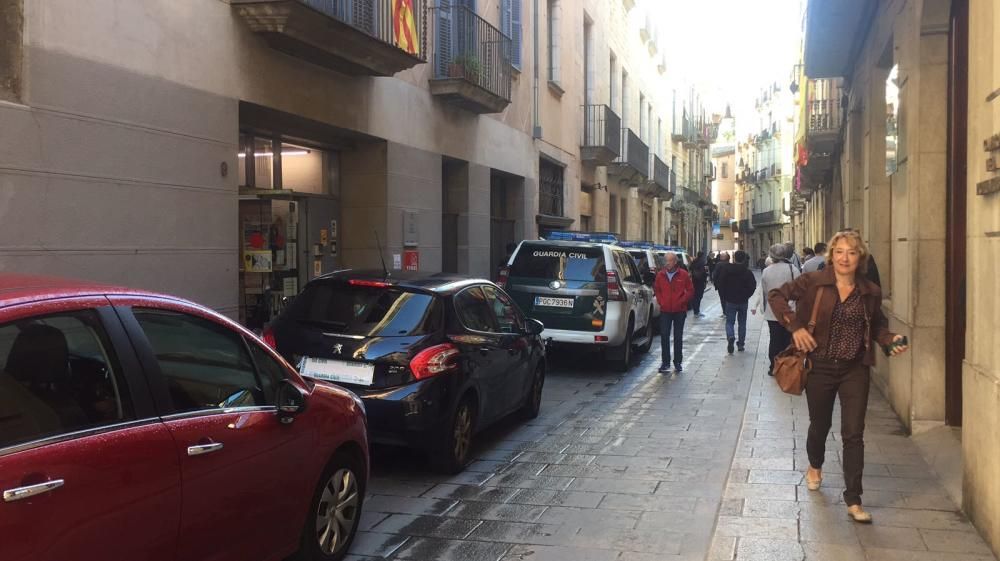 Cotxes de la Guàrdia Civil al carrer Ciutadans de Girona