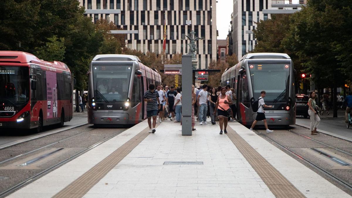 Un autobús, dos tranvías y una bizi a la altura de la plaza España de Zaragoza.  | RUBÉN RUIZ