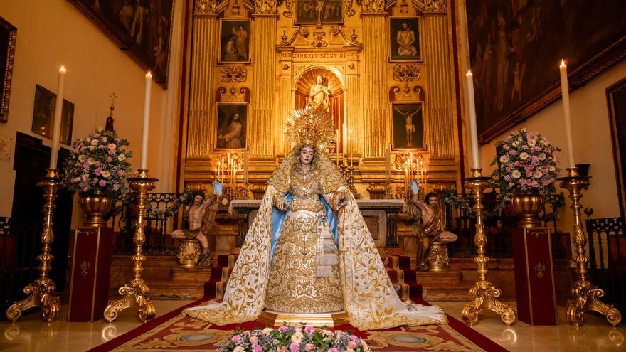 La Reina de los Cielos está en besamano por la festividad de la Inmaculada Concepción