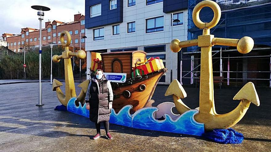 La edil Yoya Banco en el Parque Damián, en A Parda, decorado con un barco. | // FDV