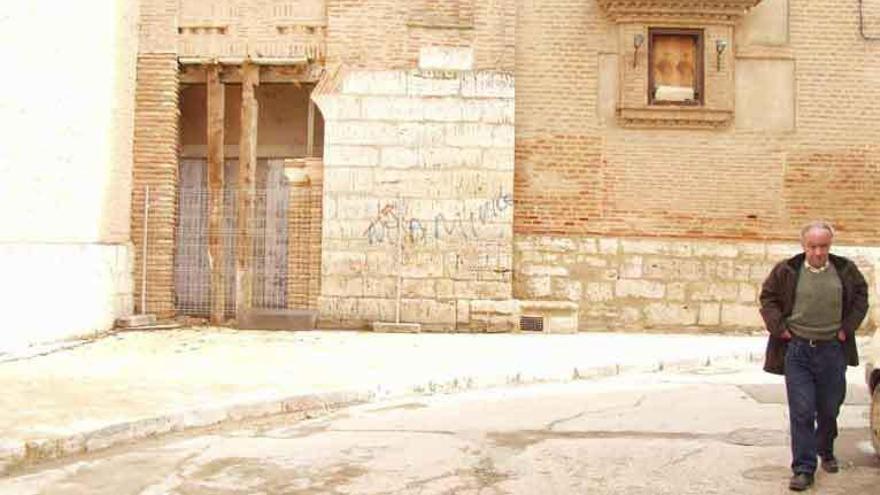 La calle Trasalfóndiga se halla en el entorno de la iglesia del Santo Sepulcro.