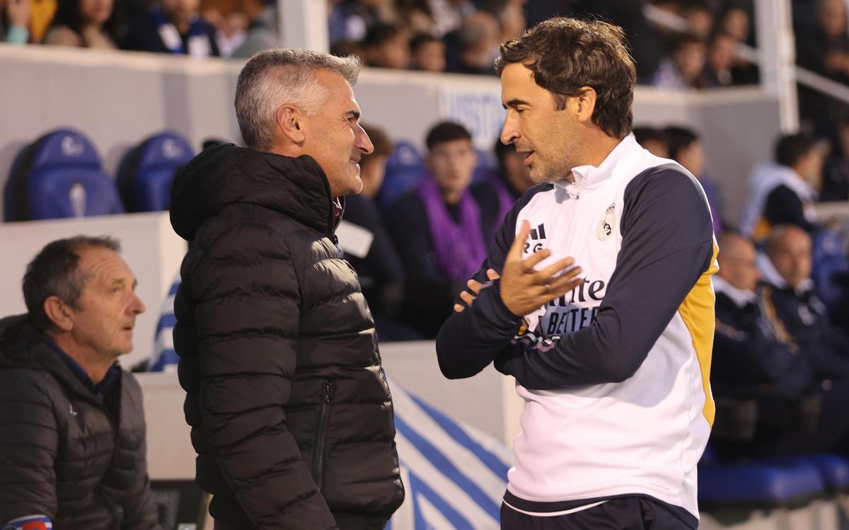 Parras saluda a Raúl González Blanco en el partido del pasado sábado ante el Real Madrid Castilla