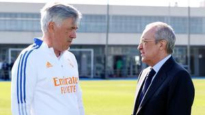 Ancelotti dialoga con Florentino Pérez