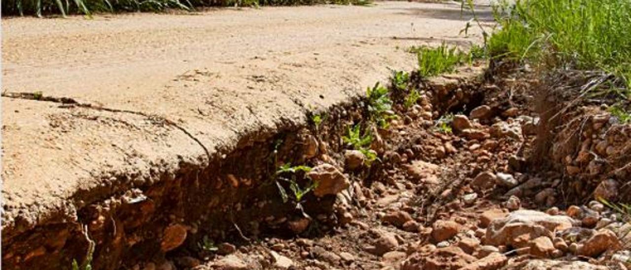 Tramo hormigonado del camino y el barranco de la Casella. | PERALES IBORRA